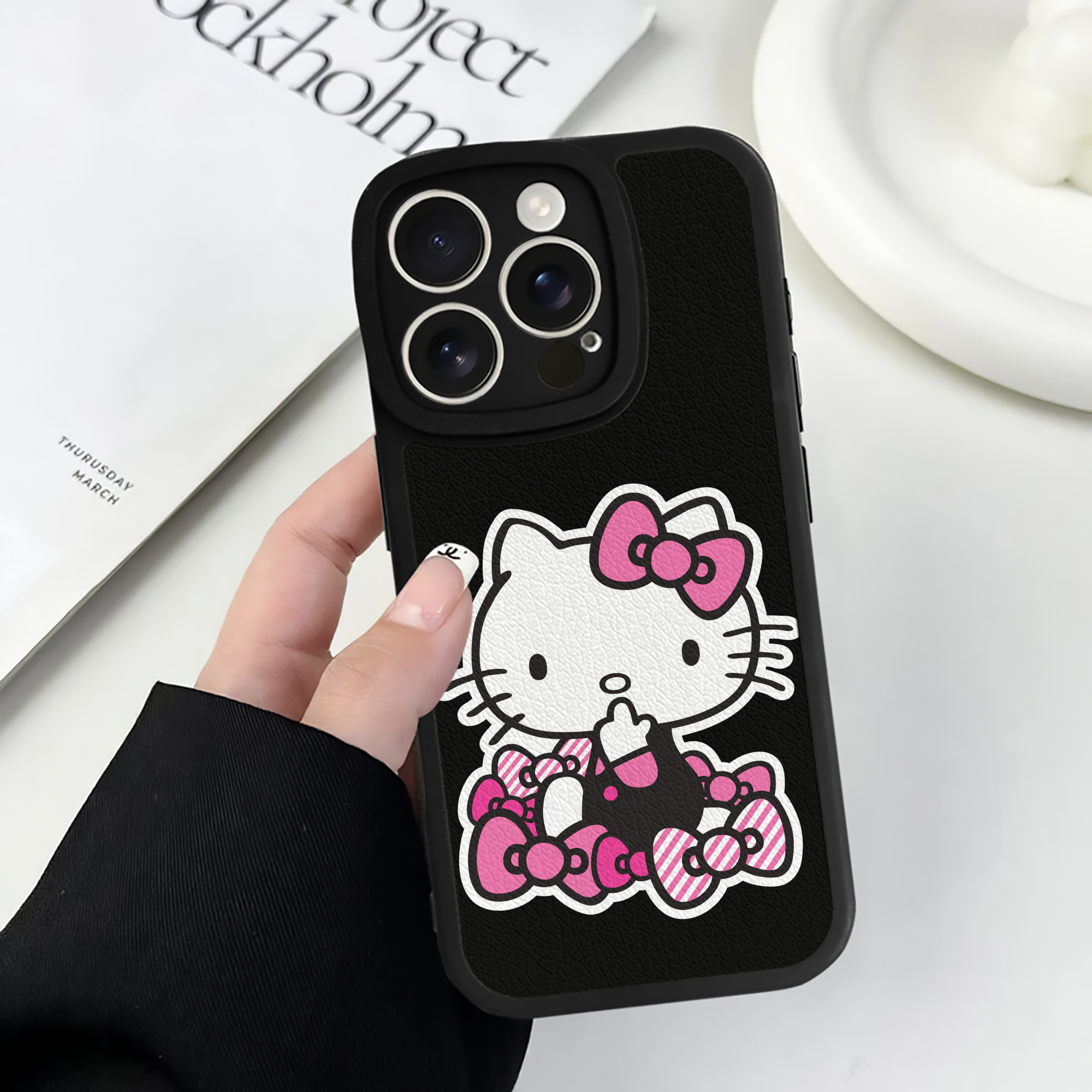 （画像用） Hello Kitty ハローキティ 【iPhone 16シリーズ対応】シリコンスマホケース（レザー調） 材質：シリコン